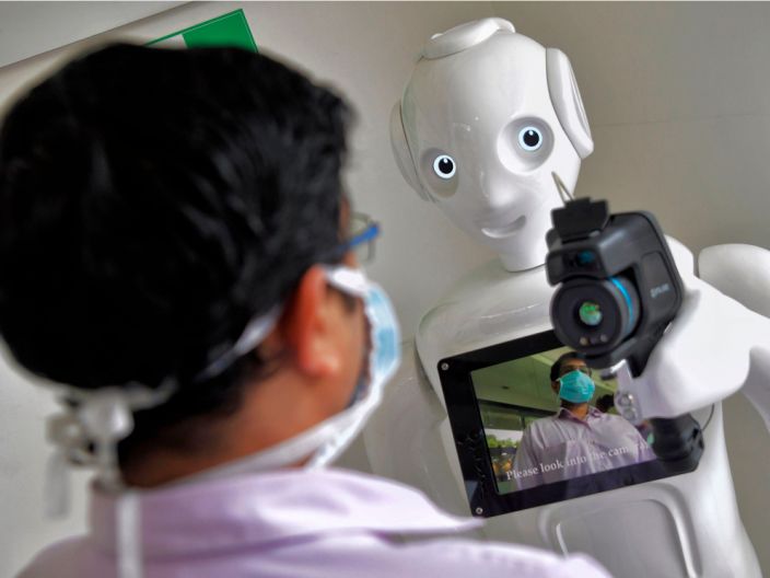 印度一家医院使用机器人筛查新冠病毒患者