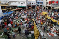 印度民众拥挤购物，官员警告：无视封城令，或被射杀