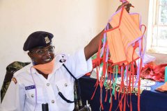 肯尼亚警员向村庄提供自制口罩